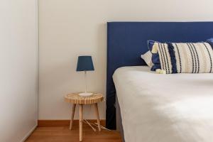 a bedroom with a bed and a table with a lamp at L'ECHAPPEE BELLE - T2 au cœur de Nantes in Nantes