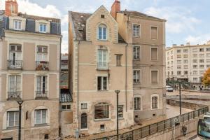 an old building in the city of paris at L'ECHAPPEE BELLE - T2 au cœur de Nantes in Nantes