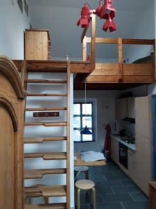 Cama elevada en habitación con cocina en Kleines Häuschen, en Ober-Ramstadt