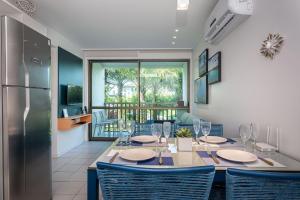 a dining room with a table and chairs and a window at Flat ou Bangalo Luxo Beach Class Beira Mar Muro Alto in Porto De Galinhas +196 photos