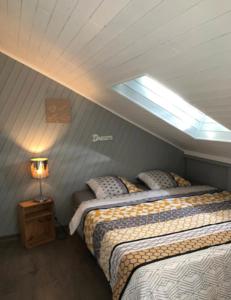 A bed or beds in a room at Charmante maison de village à 50m de la plage