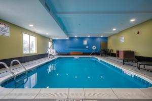 בריכת השחייה שנמצאת ב-Holiday Inn Express Hotel & Suites Greenville, an IHG Hotel או באזור