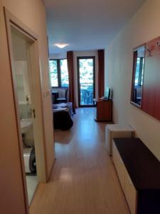 vista su un soggiorno con bagno e soggiorno di Стаи и апартаменти под наем a Borovets