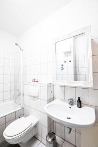 a white bathroom with a sink and a toilet at Mein Brühl-Stadtmitte, fußläufig zur TU und Bibliothek in Chemnitz