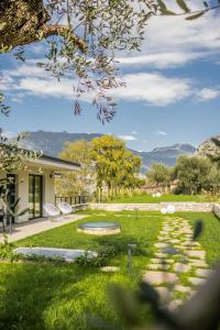 Blick auf einen Hof mit einem Haus in der Unterkunft Gazzi Apartments 'Panoramic & Relaxing' in Arco