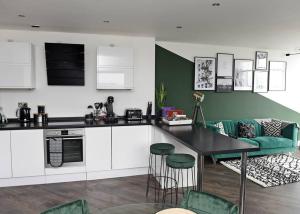 Imagen de la galería de Trendy city centre apartment with free parking, en Cardiff