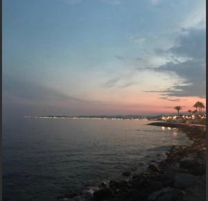 ベナルマデナにあるApartamentos Torreon Del Marのビーチ付きの夕日の海の景色