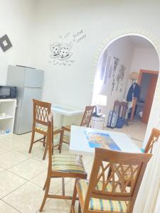 einen Tisch und Stühle in einem Zimmer mit Küche in der Unterkunft B&B Dimora Cirillo in Neapel