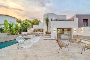 a rendering of a villa with a swimming pool at Villa N15 en plein cœur de la Marina, proche de Rosas, Costa Brava in Empuriabrava