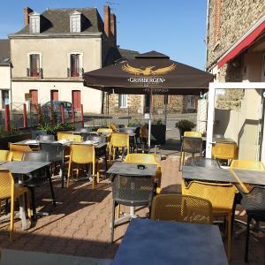 Reštaurácia alebo iné gastronomické zariadenie v ubytovaní Hotel au Pont d'Anjou