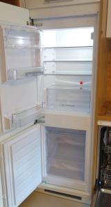 un frigorifero vuoto con la porta aperta in una cucina di Ferienwohnung Mariner Inzing a Inzing