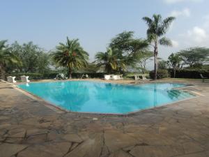 Jacaranda Lake Elementaita Lodge内部或周边的泳池