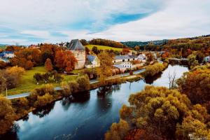 une vue aérienne sur une ville avec une rivière dans l'établissement Agroturystyka pod niebieskim dachem, à Siedlęcin