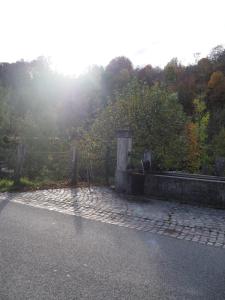 eine Steinstraße mit einem Zaun und Bäumen in der Unterkunft Ferienwohnung Dinkelbergblick in Wehr