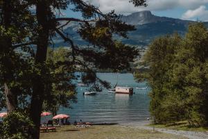 vistas a un lago con barcos en el agua en Les Toues Cabanées du lac en Le Sauze-du-Lac