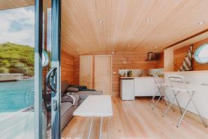 a kitchen and living room of a tiny house at Les Toues Cabanées du lac in Le Sauze-du-Lac