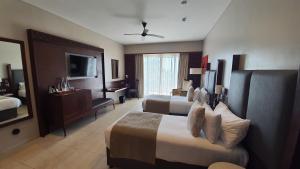 Телевизор и/или развлекательный центр в Hotel Verde Zanzibar - Azam Luxury Resort and Spa - Dry Hotel