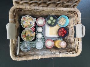 a basket with food and other food items in it at De Eppenbeek in Swalmen