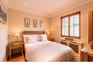 Cama o camas de una habitación en Cosy Central Cottage in Harrogate
