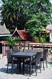 a black table and chairs on a patio at P.U. Inn Resort in Phra Nakhon Si Ayutthaya