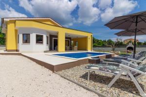 Bazén v ubytování Modern villa Eve in Medulin with pool near the beach nebo v jeho okolí