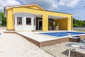 Bazén v ubytování Modern villa Eve in Medulin with pool near the beach nebo v jeho okolí
