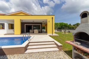 Bazén v ubytování Modern villa Eve in Medulin with pool near the beach nebo v jeho okolí