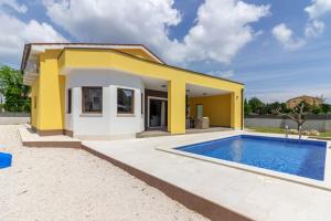 Bazén v ubytování Modern villa Eve in Medulin with pool near the beach nebo v jeho okolí