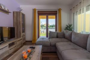 Posezení v ubytování Modern villa Eve in Medulin with pool near the beach