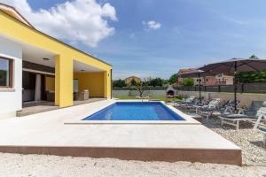 Bazén v ubytování Modern villa Eve in Medulin with pool near the beach nebo v jeho okolí
