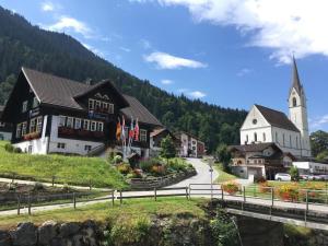 małą wioskę z kościołem i mostem w obiekcie Alpenliebe Montafon w mieście Silbertal