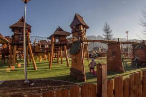 Plac zabaw dla dzieci w obiekcie Apartament Tosia Zakopane