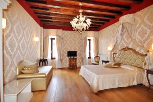una camera con letto e lampadario a braccio di Dream suites a Venezia
