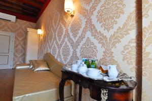 una camera con tavolo, bevande e divano di Dream suites a Venezia