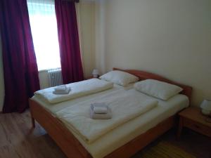 ein Schlafzimmer mit einem Bett mit zwei Handtüchern darauf in der Unterkunft Haus Dixer in Bad Gastein