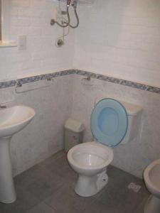 baño con aseo con tapa azul en Altos de La Balconada, en La Paloma