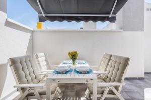 Posedenie v ubytovaní Jinetes Penthouse in Malaga by Solaga Holiday Homes