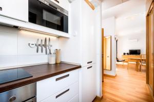 Kuchyňa alebo kuchynka v ubytovaní Jinetes Penthouse in Malaga by Solaga Holiday Homes