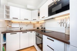 Kuchyňa alebo kuchynka v ubytovaní Jinetes Penthouse in Malaga by Solaga Holiday Homes