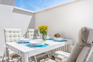 Posedenie v ubytovaní Jinetes Penthouse in Malaga by Solaga Holiday Homes