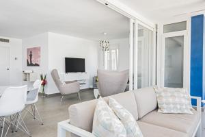 Televízia a/alebo spoločenská miestnosť v ubytovaní Malagueta Apartment in Malaga by Solaga Holiday Homes
