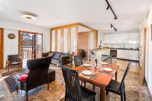 Kuchyňa alebo kuchynka v ubytovaní Mary Apartment in Malaga by Solaga Holiday Homes