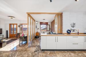 Kuchyňa alebo kuchynka v ubytovaní Mary Apartment in Malaga by Solaga Holiday Homes