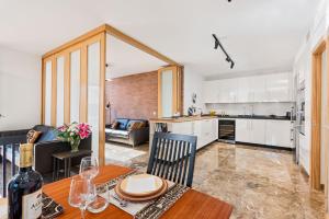 Kuchyňa alebo kuchynka v ubytovaní Mary Apartment in Malaga by Solaga Holiday Homes