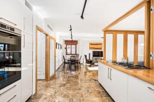 Kuchyňa alebo kuchynka v ubytovaní Mary Apartment in Malaga by Solaga Holiday Homes