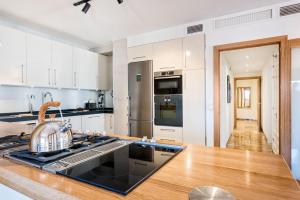 Kuchyňa alebo kuchynka v ubytovaní Mary Apartment in Malaga by Solaga Holiday Homes