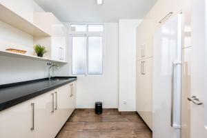 Kuchyňa alebo kuchynka v ubytovaní Mary Apartment in Malaga by Solaga Holiday Homes