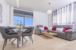 Posedenie v ubytovaní Pacifico Beach Apartment in Malaga by Solaga Holiday Homes