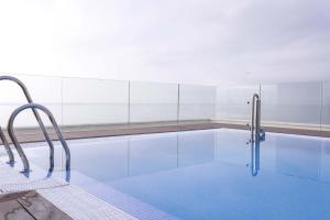 - piscina con doccia in camera di Solaga - Pacifico a Málaga
