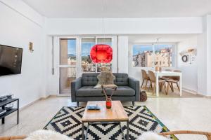 TV a/nebo společenská místnost v ubytování San Juan Penthouse in Malaga by Solaga Holiday Homes